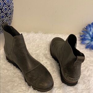 Sorel Gray Ankle Boots with Elastic Panels SZ 6m.
